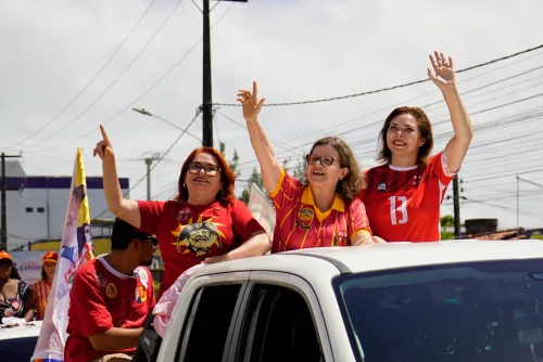Teresa Leitão toma as ruas de Olinda com Liana e Ivete em grande carreata