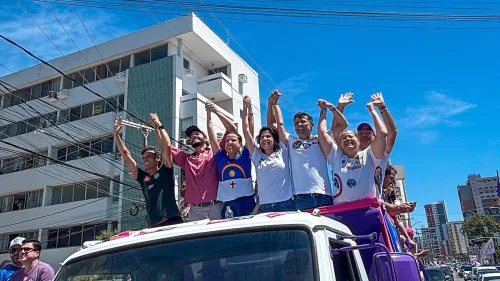 Raquel Lyra repete gesto e termina campanha ao lado de Andréa Medeiros, em Jaboatão