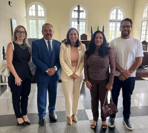 Hélio Guabiraba homenageia Diana Câmara pelos 20 anos de atuação no Direito em Pernambuco