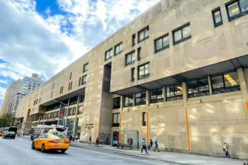 Estudante universitária morre em Nova York após ser drogada e estuprada