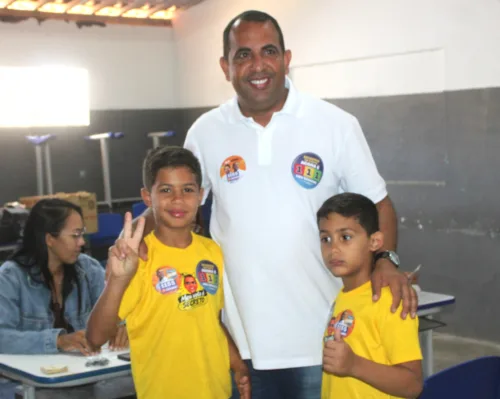 Carlinhos da Cohab vota ao lado dos filhos e diz que agora é a vez do eleitor