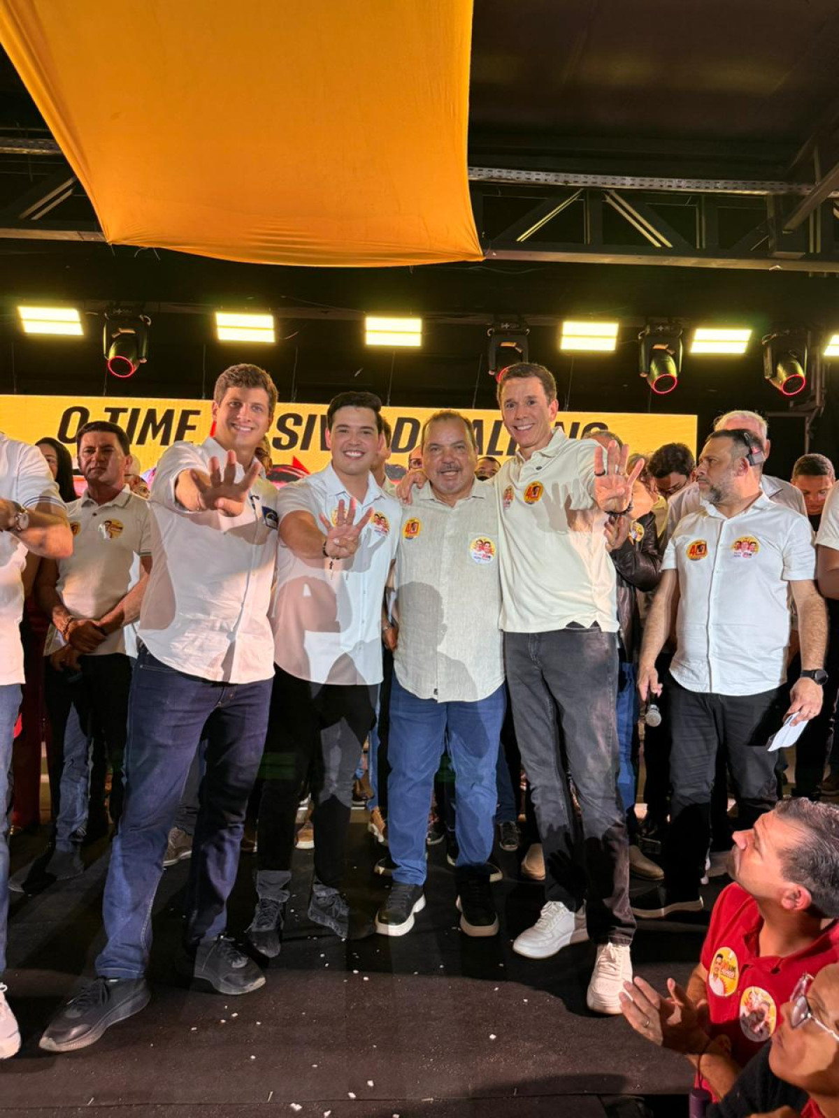 Hélio Guabiraba reúne apoiadores em grande encontro com candidatos da Frente Popular