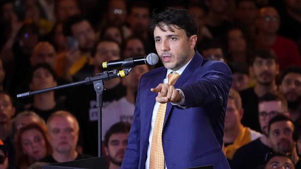 Renan Santos anuncia professor Paulo Cruz como ministro da Educação em eventual governo