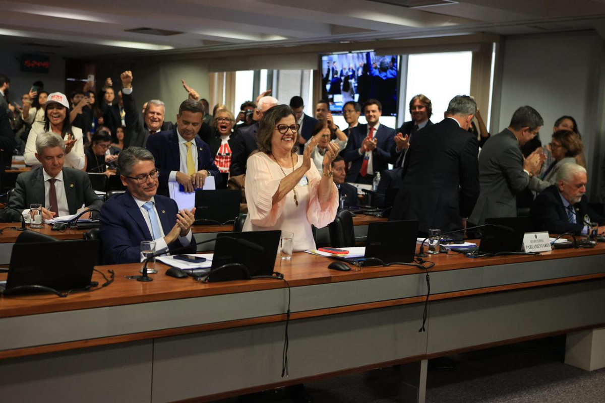 CCJ aprova o fim da escala 6x1 e a senadora Teresa Leitão destaca conquista histórica para os trabalhadores