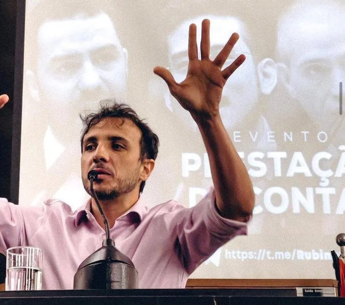 Renan Santos vai à PF contra cantora por incitação à violência