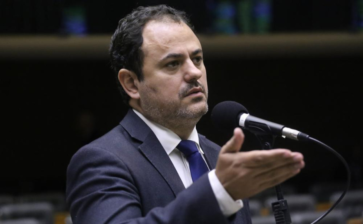 Glauber Braga volta à Câmara e propõe revogar programa de privatizações