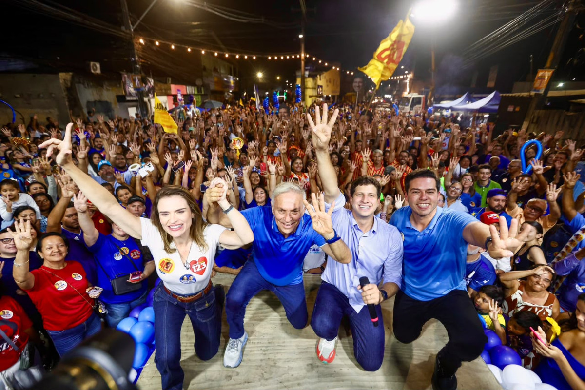 Onda Azul reúne multidão em caminhada da Matriz ao Maués, em Vitória