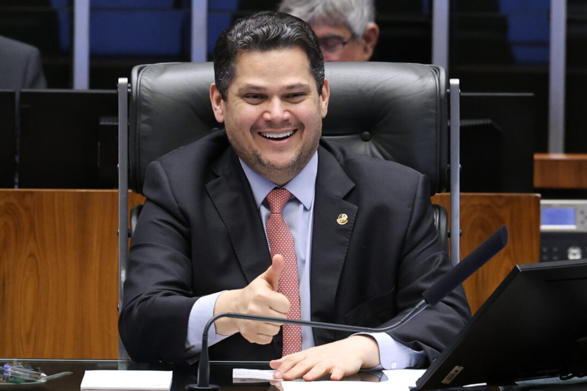 Alcolumbre sinaliza que não vota 6×1 em plenário antes do primeiro turno