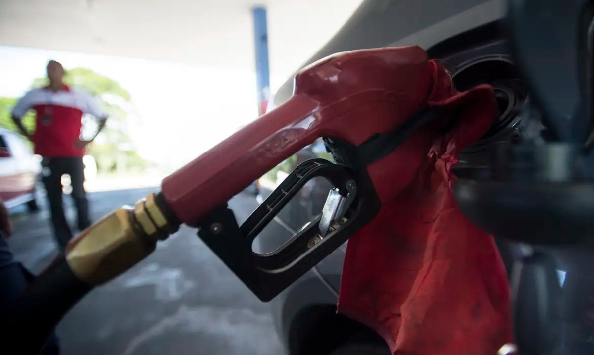Com nova alta mundial do petróleo, governo mantém desconto na gasolina