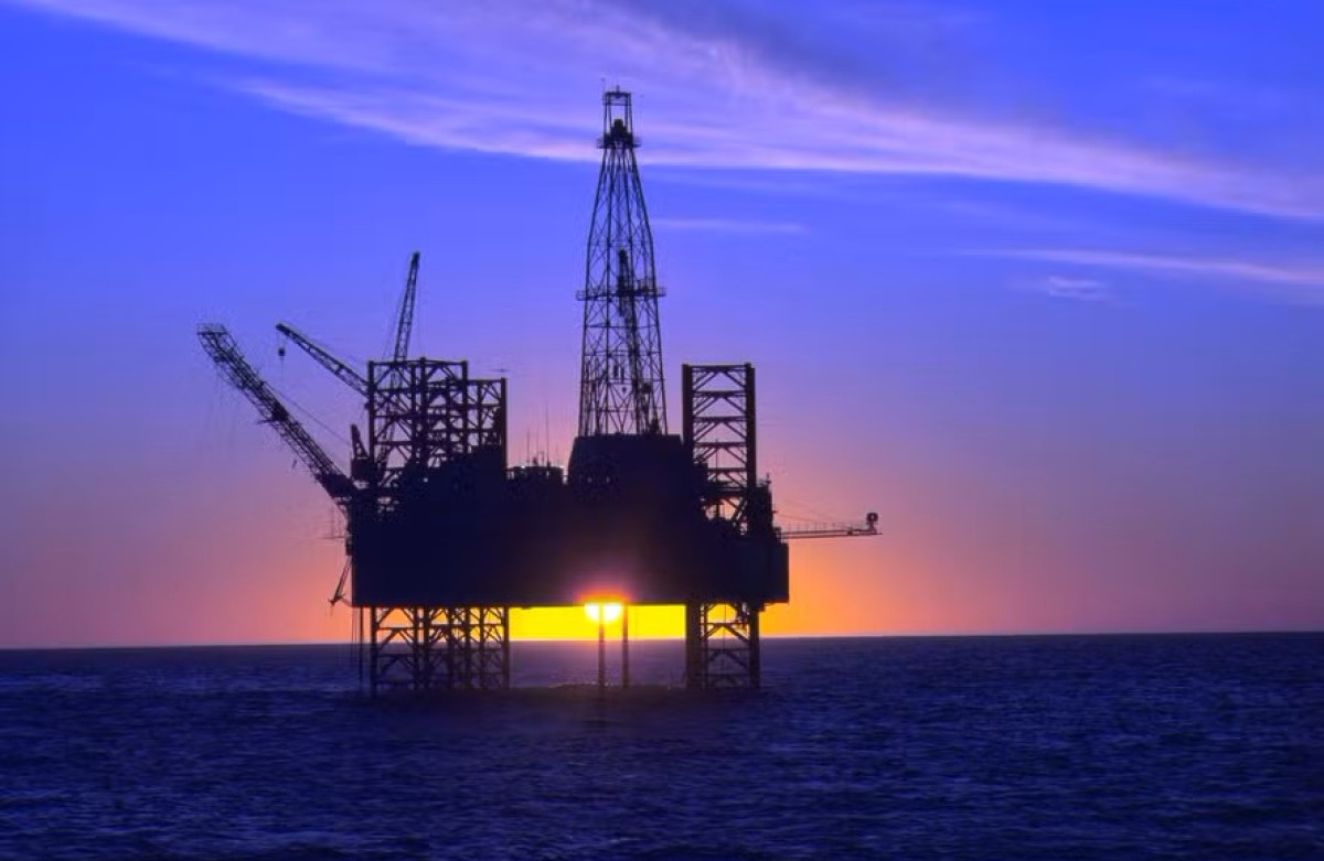 Petróleo sobe com ataques entre EUA e Irã e restrições em Ormuz