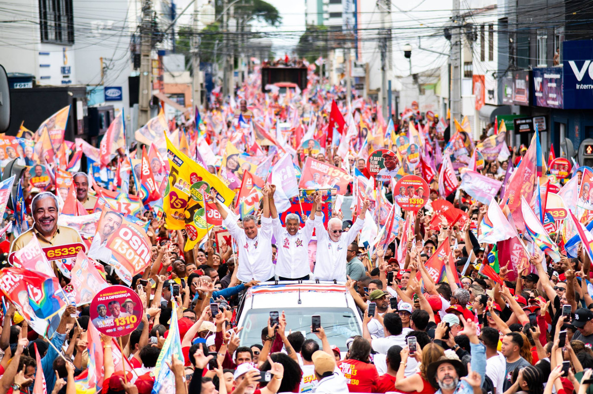 Jerônimo faz caminhada histórica e reúne 30 mil pessoas em Vitória da Conquista na reta final da campanha