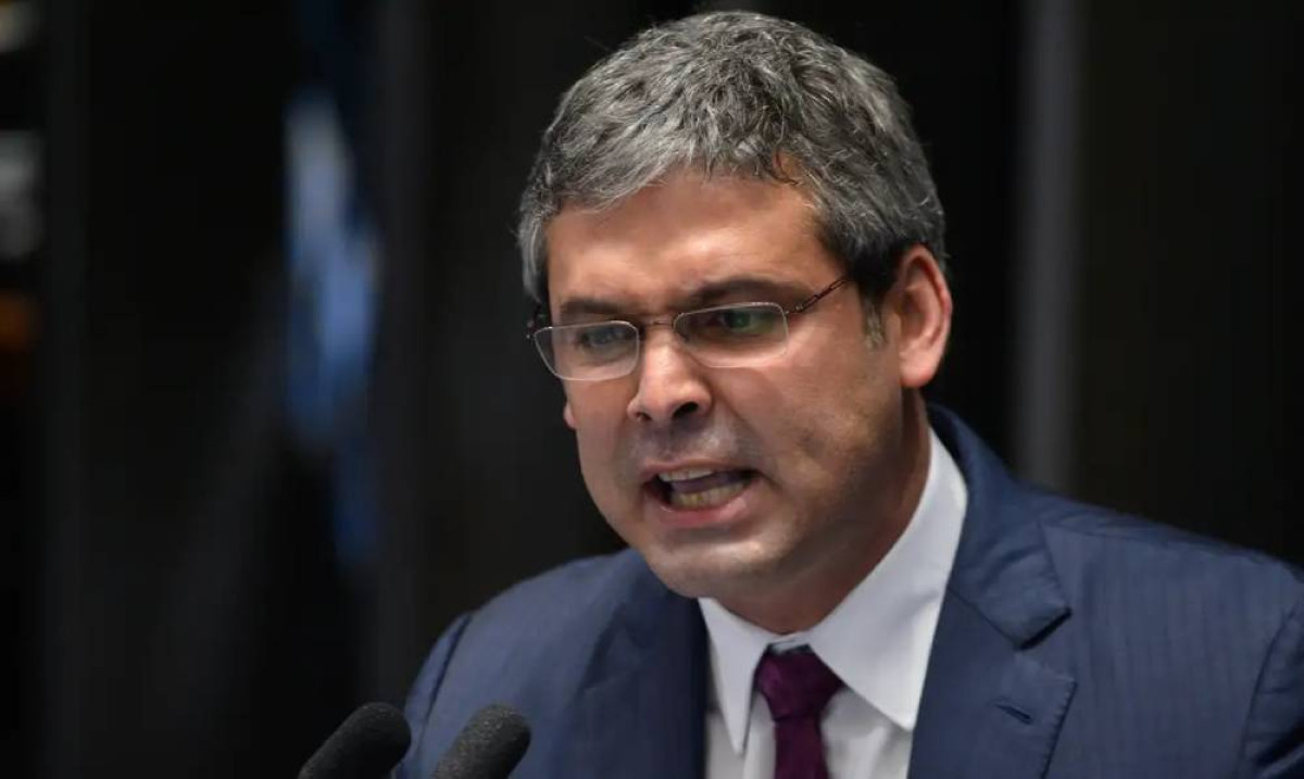 Lindbergh pede à PF quebra de sigilos e busca em escritório de Flávio Bolsonaro