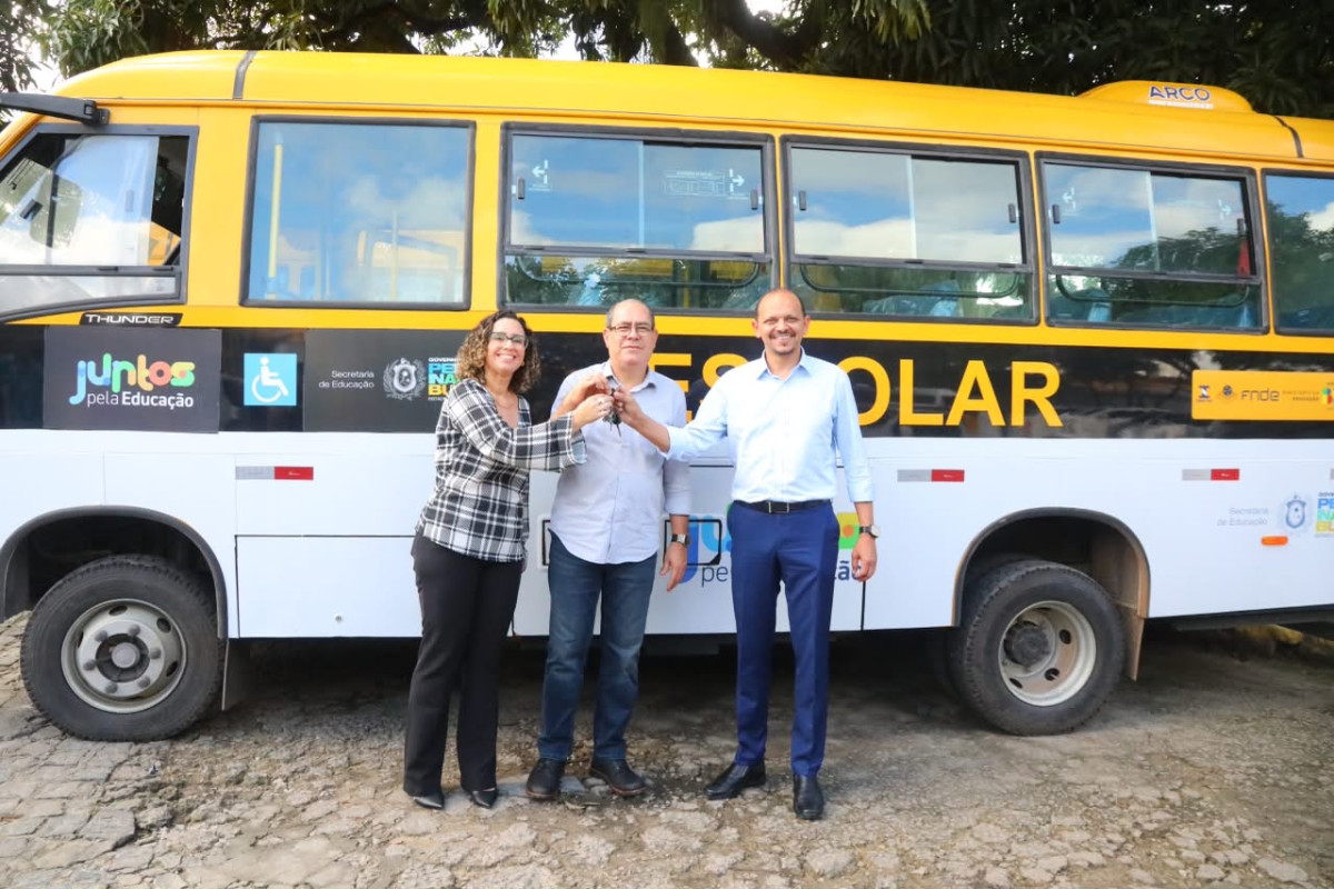 Prefeitura do Jaboatão amplia frota escolar com cinco novos ônibus