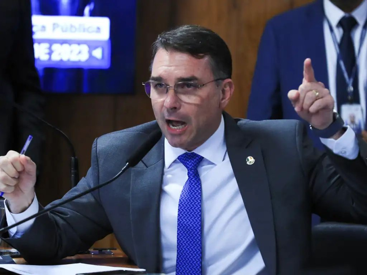 Flávio diz sofrer perseguição após quebra de sigilo de escritório