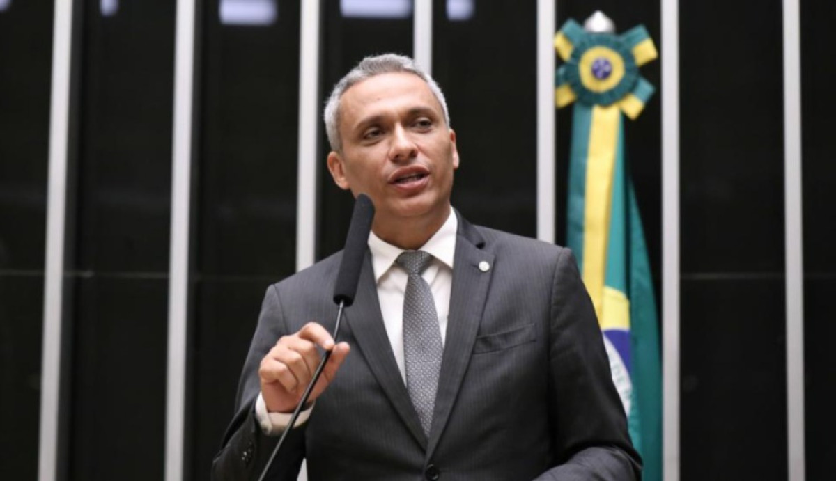 Gayer cobra governo por tratamento experimental de Lito Sousa no exterior